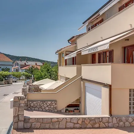 Eva Apartman *