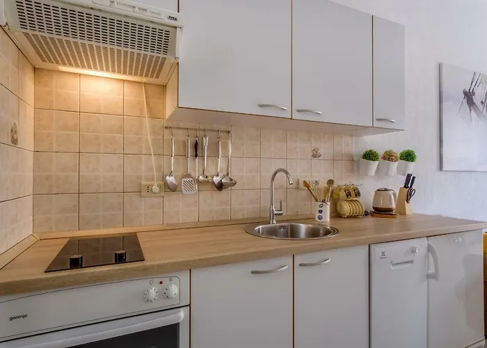 Eva Apartman *